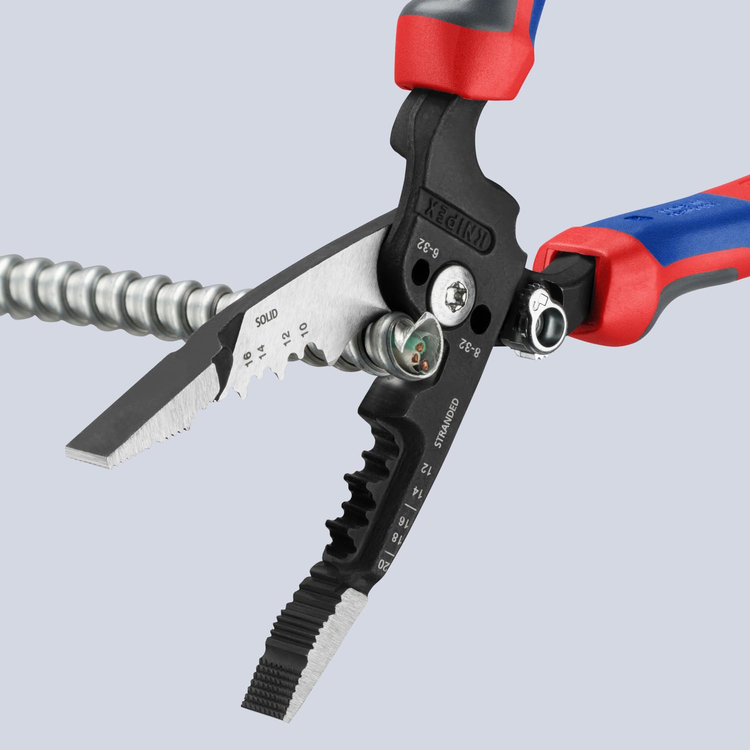 KNIPEX detalle de ranuras de localización que agilizan el pelado