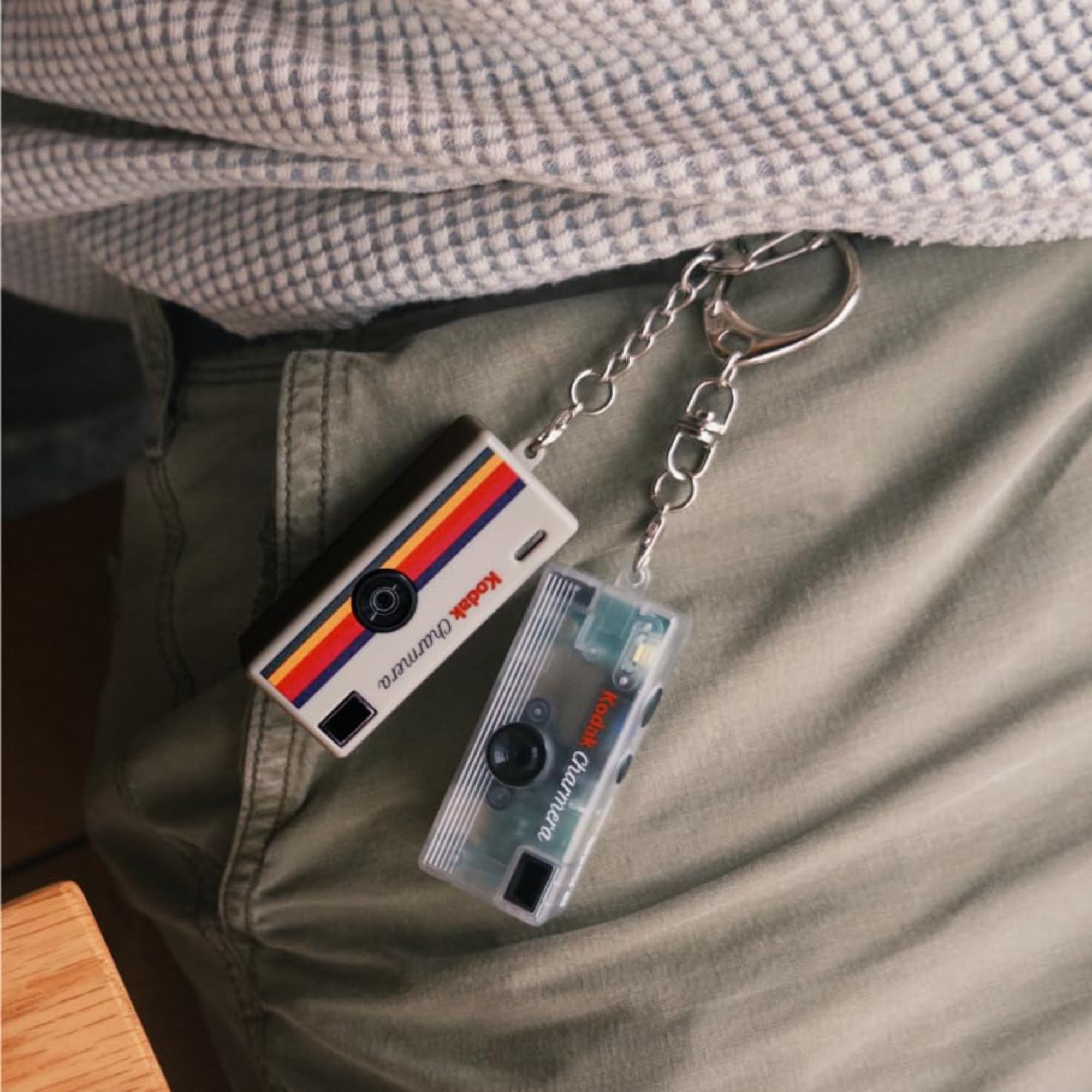 KODAK CHARMERA en mano indicando tamaño portátil y facilidad de uso