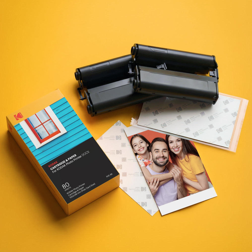 KODAK fotos impresas sobre mesa familiar, muestra resultados vibrantes listos para regalo