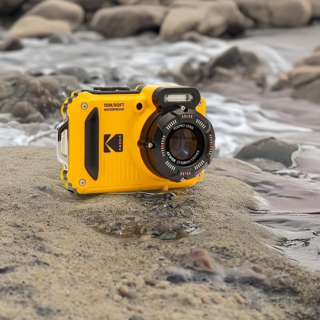 KODAK PIXPRO WPZ2 junto a una mano para mostrar tamaño compacto