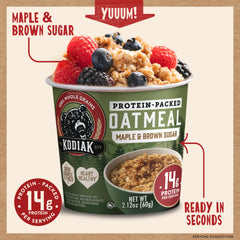 Kodiak Cakes vaso en uso en oficina para desayuno rápido y nutritivo.