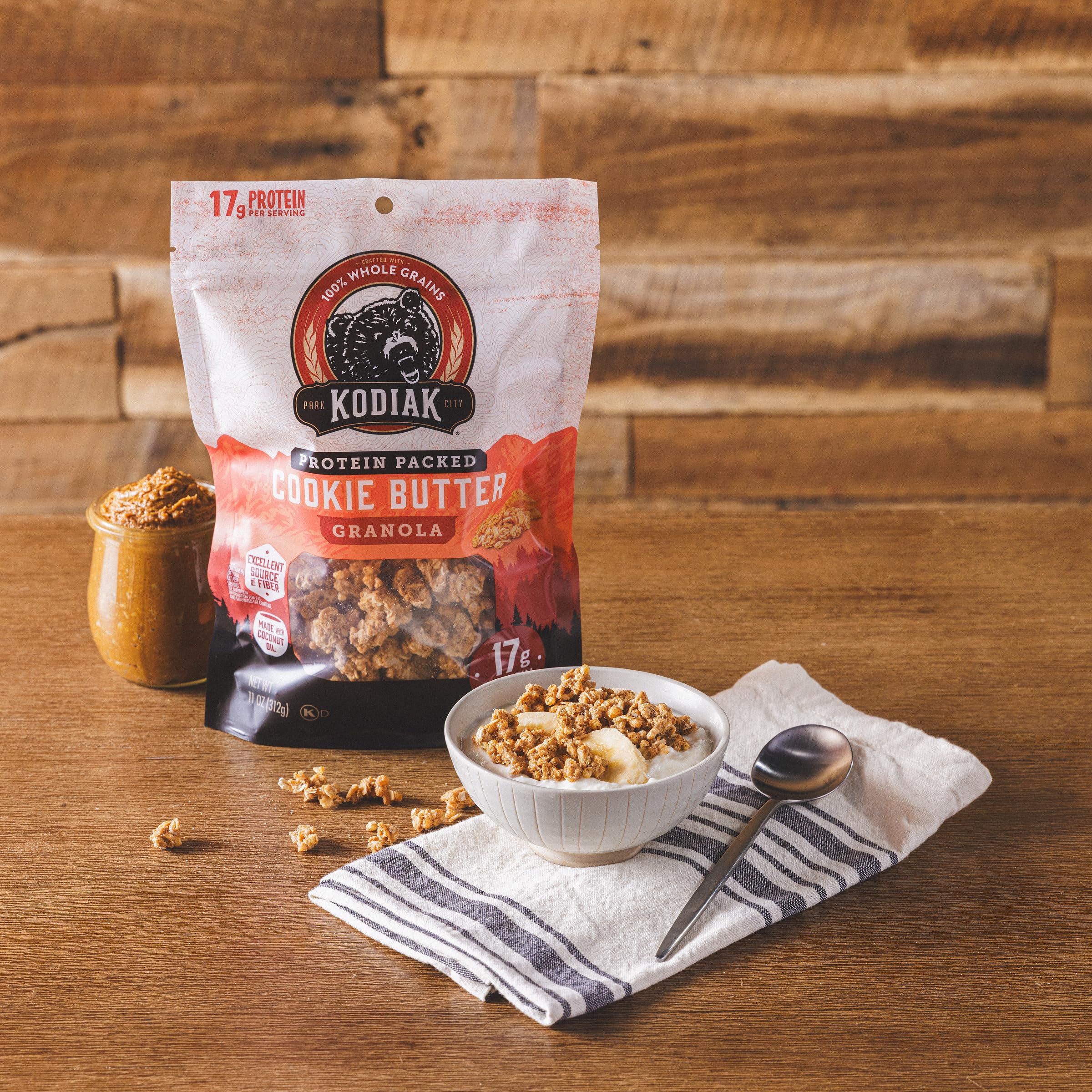 Kodiak Cakes granola junto a una mano para comparar tamaño y porciones
