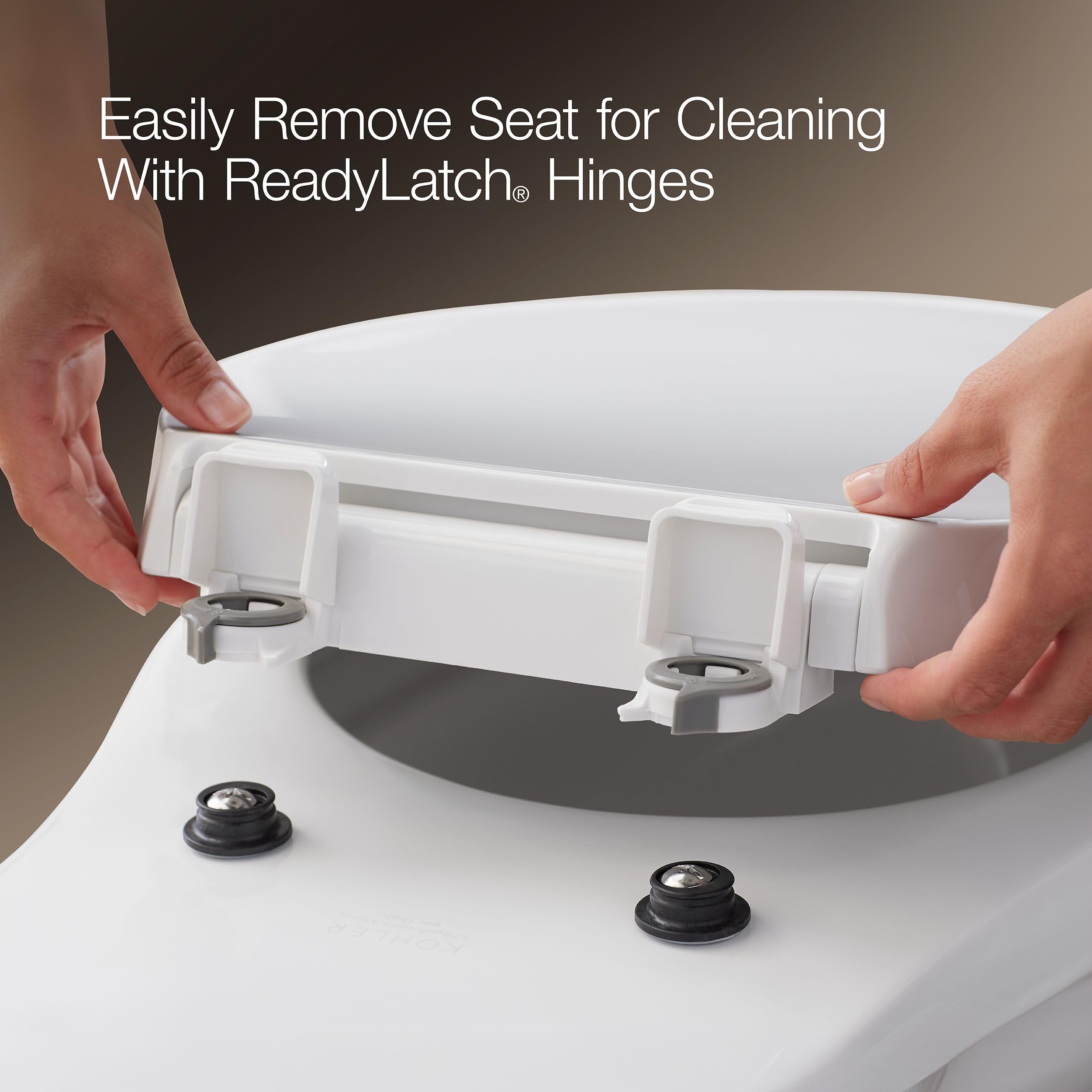 Kohler asiento levantado mostrando acceso sencillo para limpieza