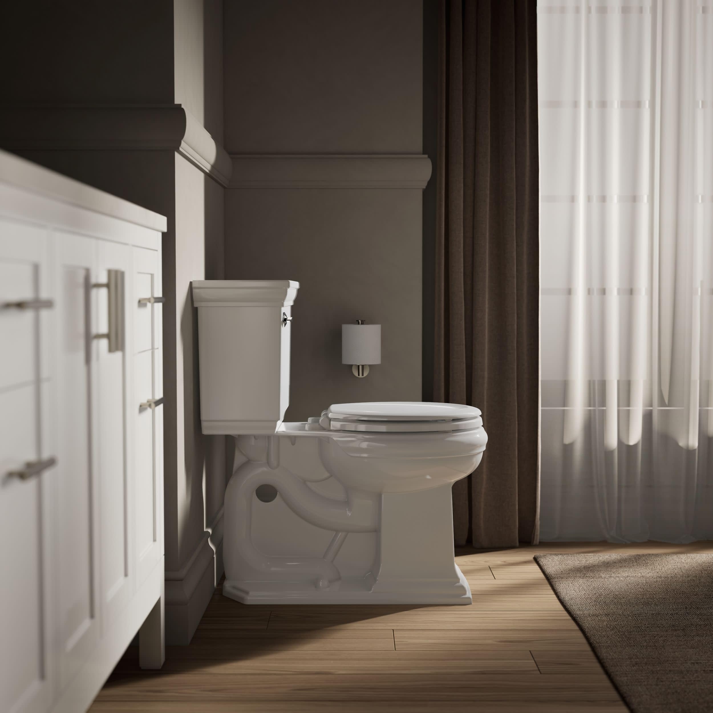KOHLER asiento instalado en baño demostrando uso silencioso