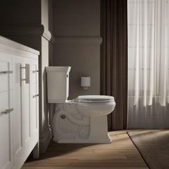 KOHLER asiento instalado en baño demostrando uso silencioso