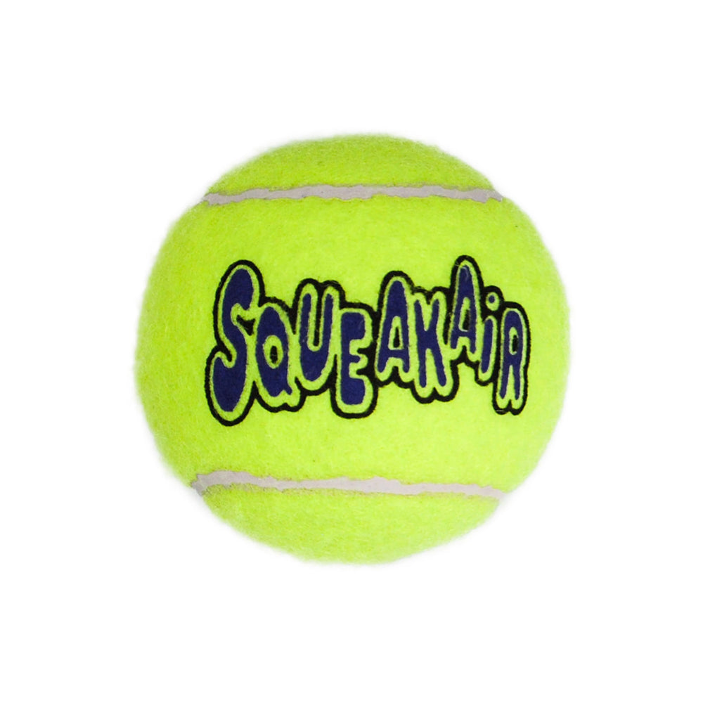 KONG comparación de tamaño de pelota SqueakAir junto a una mano humana