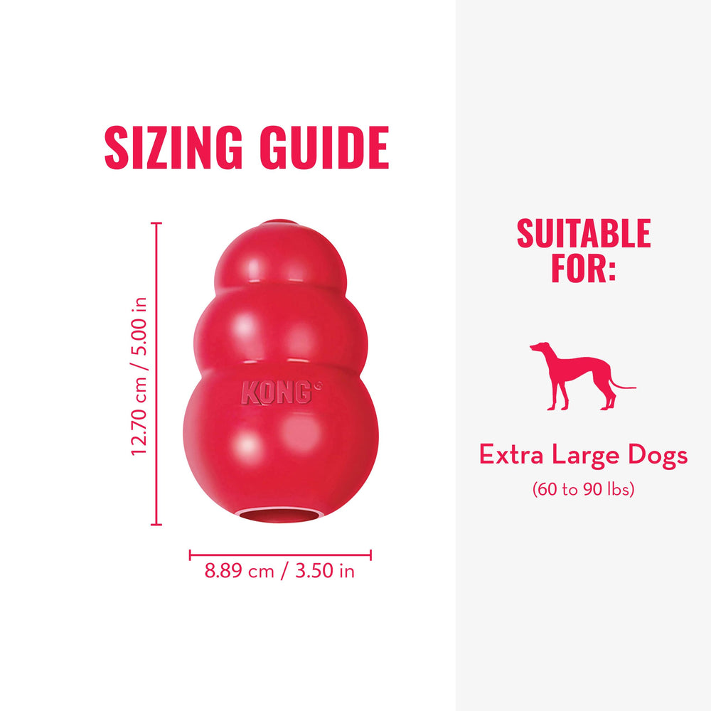 Perro extra grande jugando con KONG Classic, promoviendo actividad física y mental
