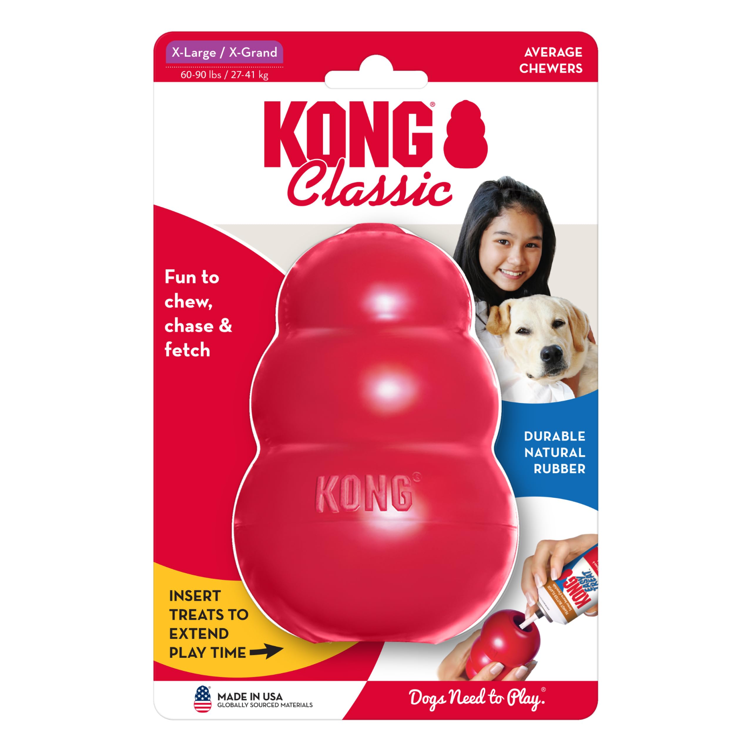 Escena de estilo de vida al aire libre con perro y KONG Classic durante paseo