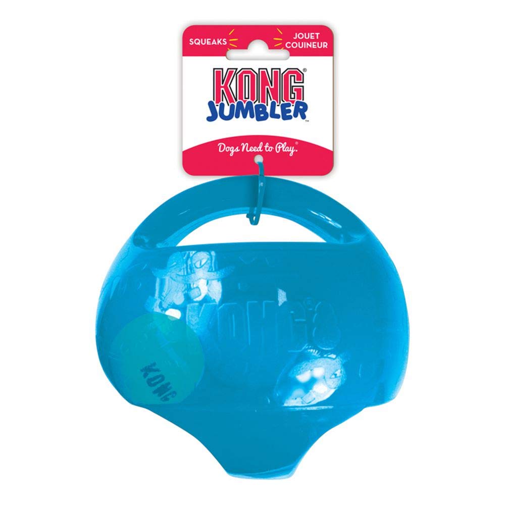 KONG Jumbler Ball perro en parque recogiendo la pelota tras lanzamiento