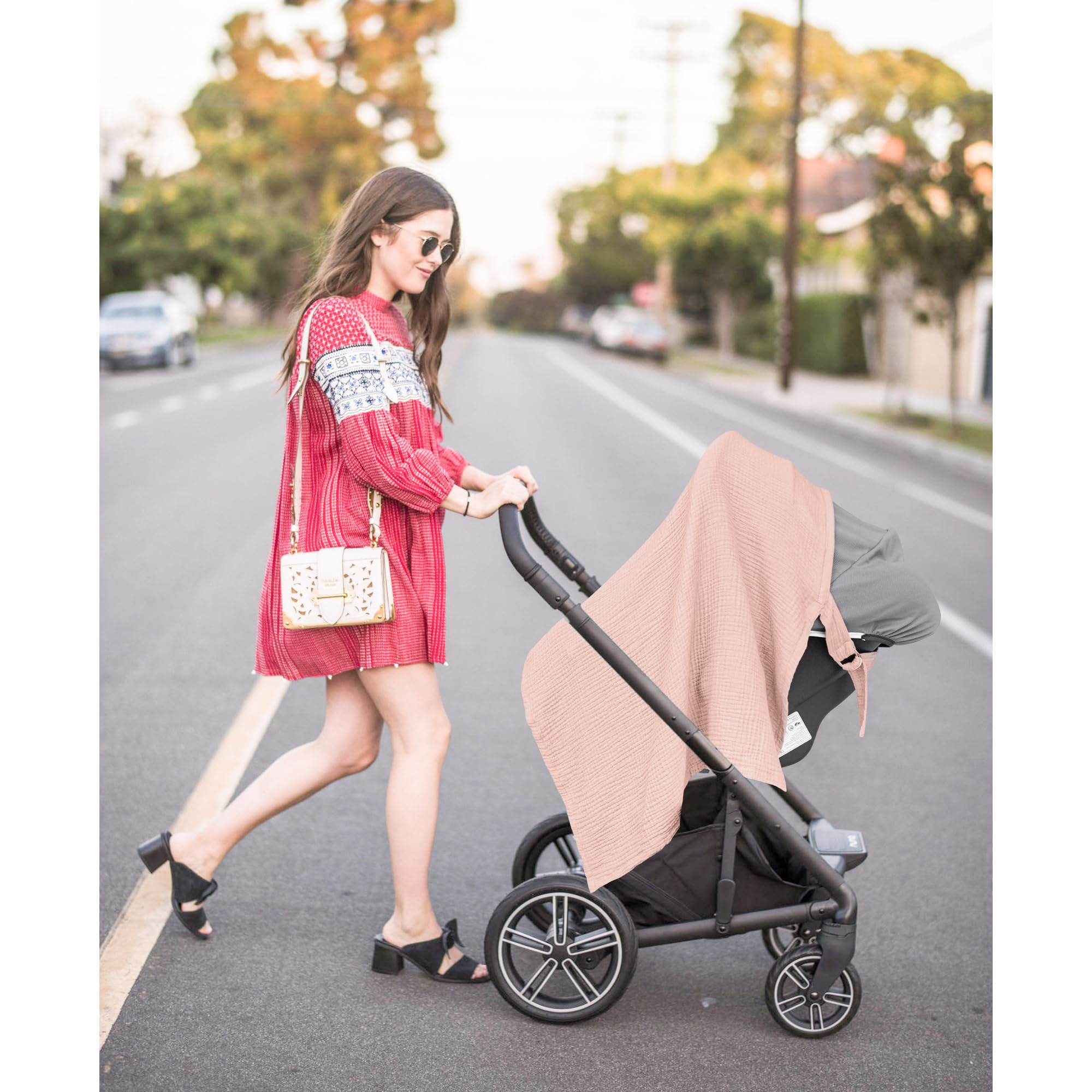 Konssy ambiente urbano madre cómoda y discreta al aire libre