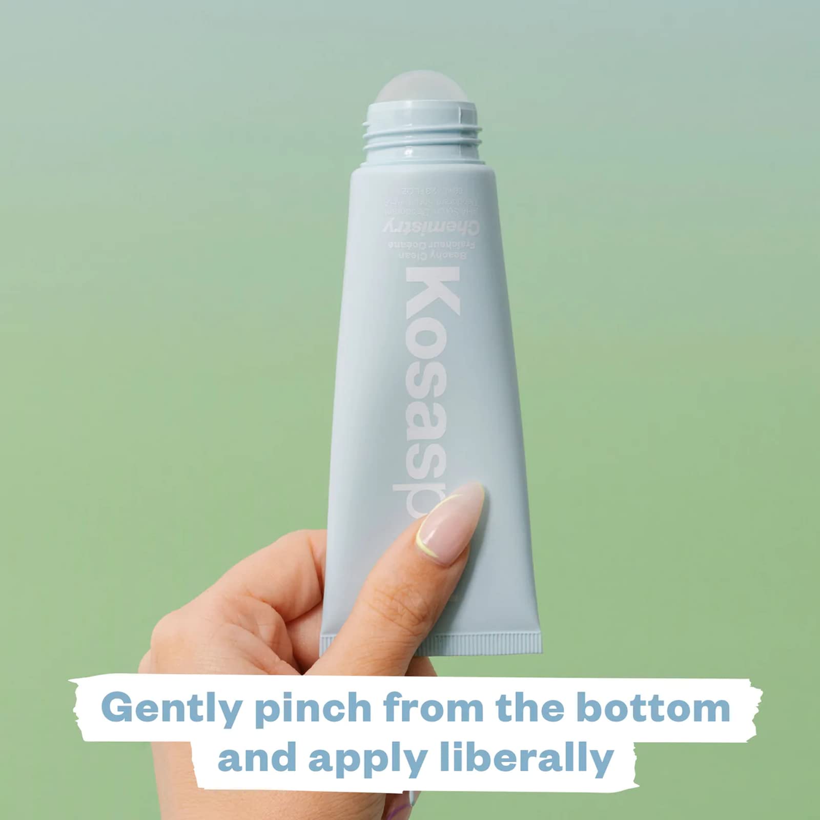 Kosas frasco abierto con sérum visible, subrayando textura ligera y humectante