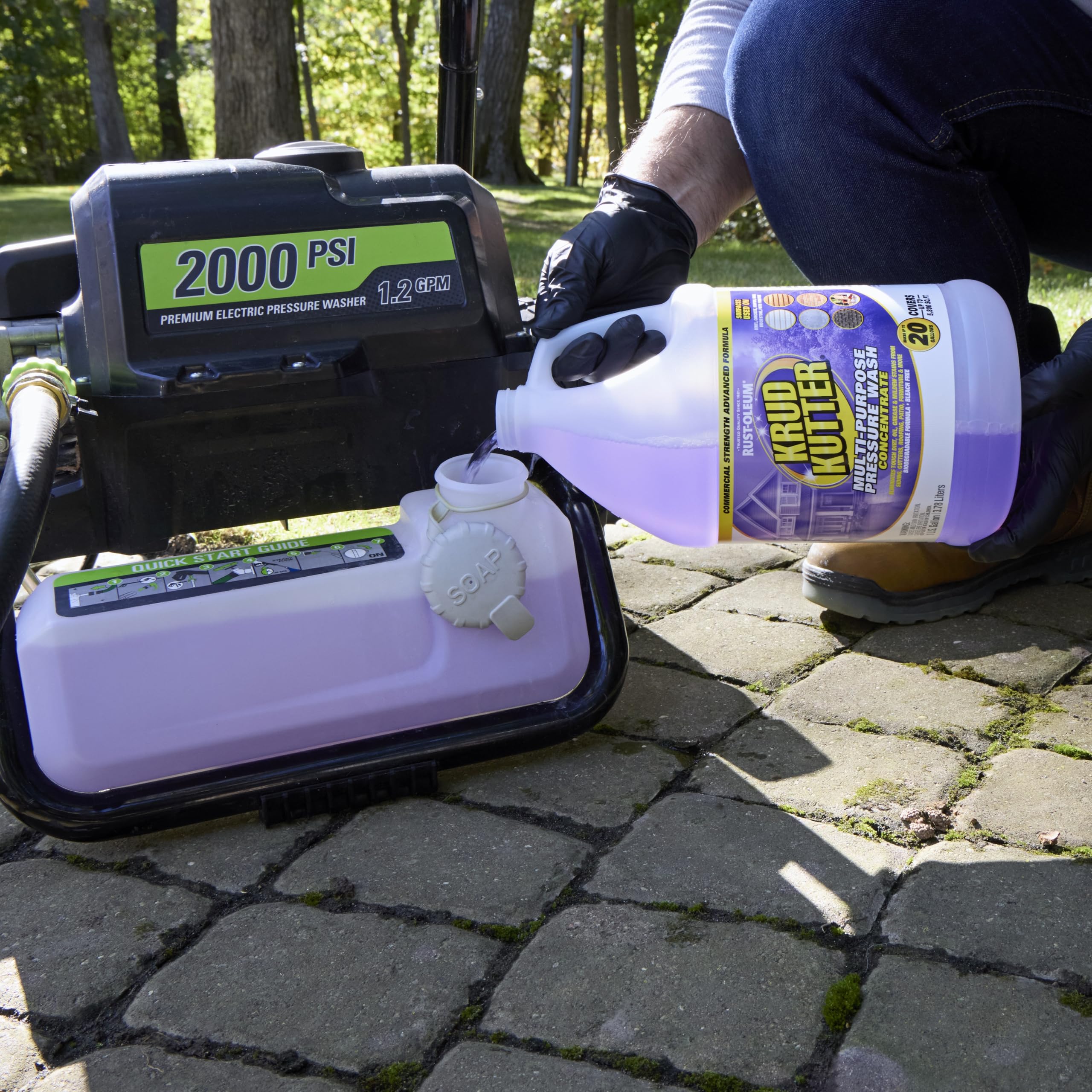 Krud Kutter en uso con hidrolavadora limpiando terraza resistiendo suciedad