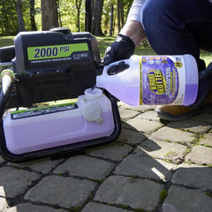 Krud Kutter en uso con hidrolavadora limpiando terraza resistiendo suciedad