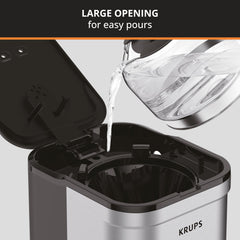 KRUPS cafetera en uso en cocina pequeña, ahorra espacio y prepara 5 tazas