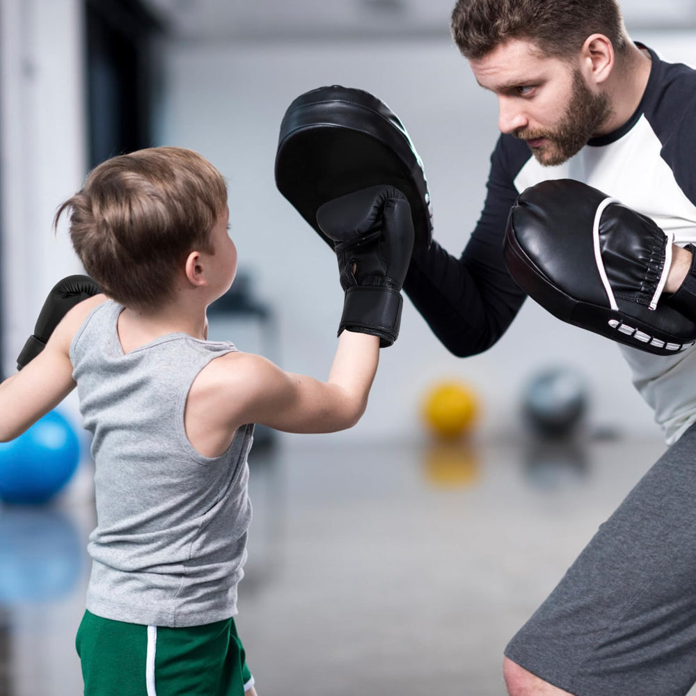 KUANG QUAN comparación de tamaño junto a mano infantil para elegir talla