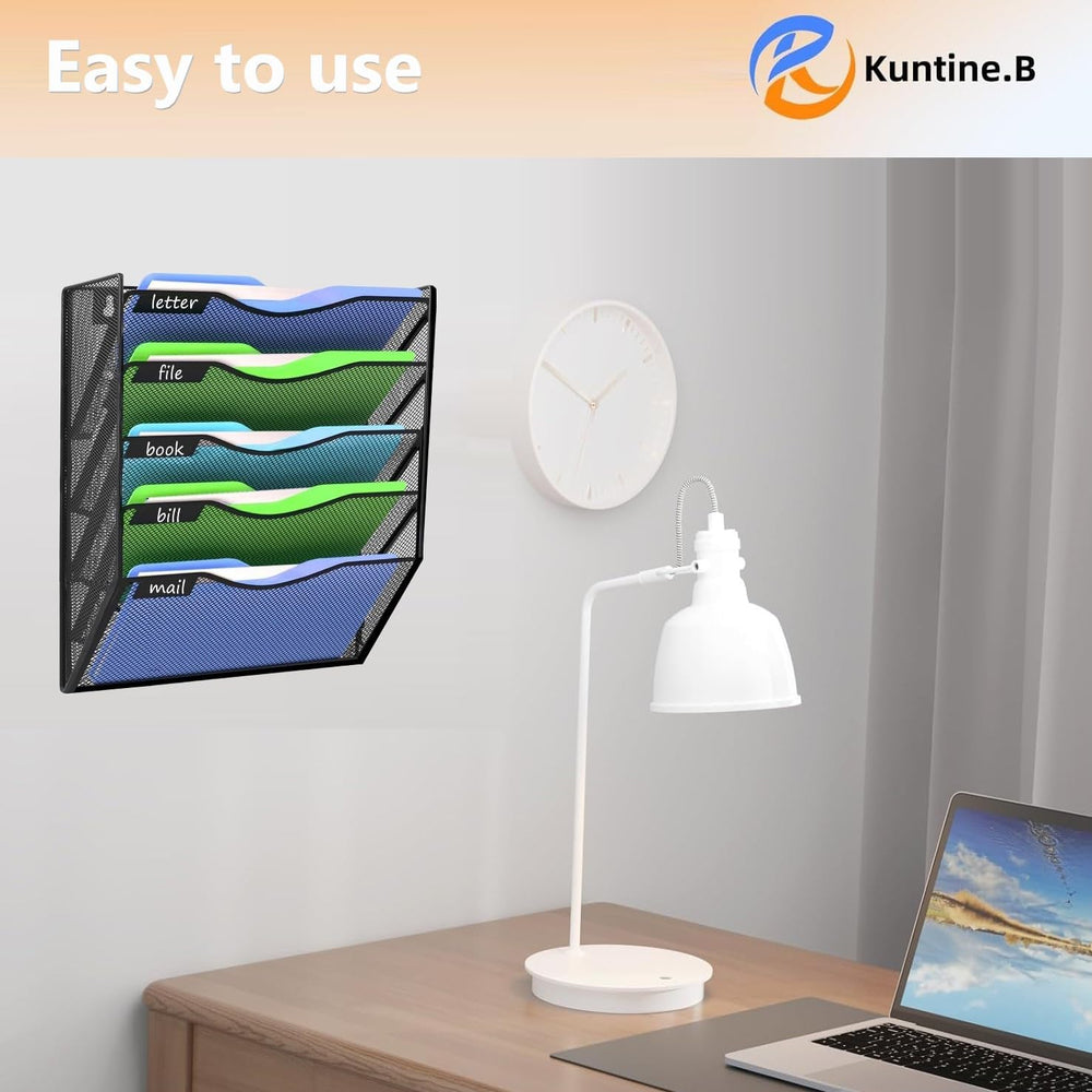 Kuntine.B en ambiente hogareño organizando facturas y revistas para menos desorden