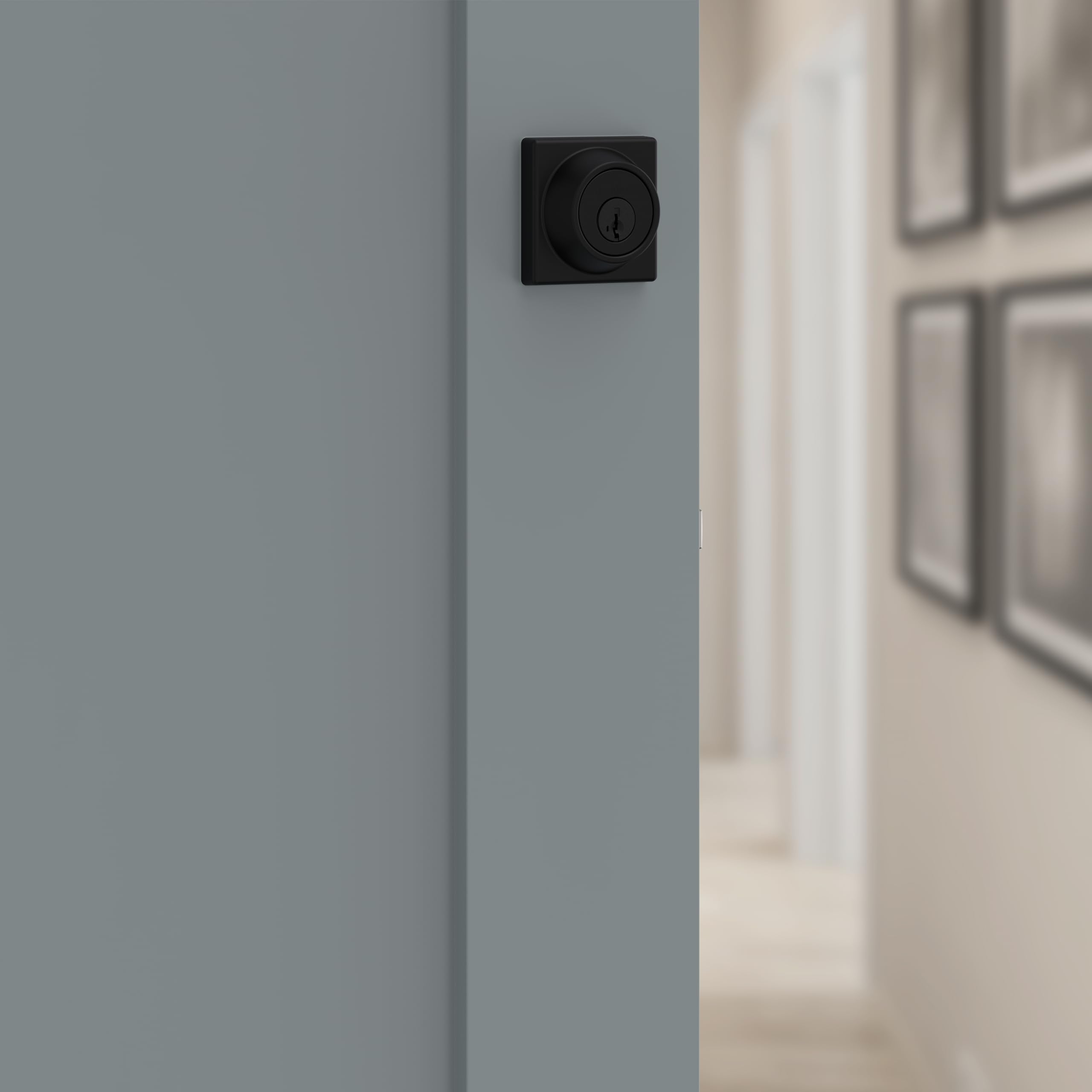 Kwikset acabado negro mate detalle del metal, aspecto moderno duradero