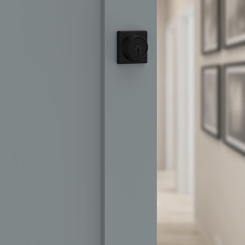 Kwikset acabado negro mate detalle del metal, aspecto moderno duradero