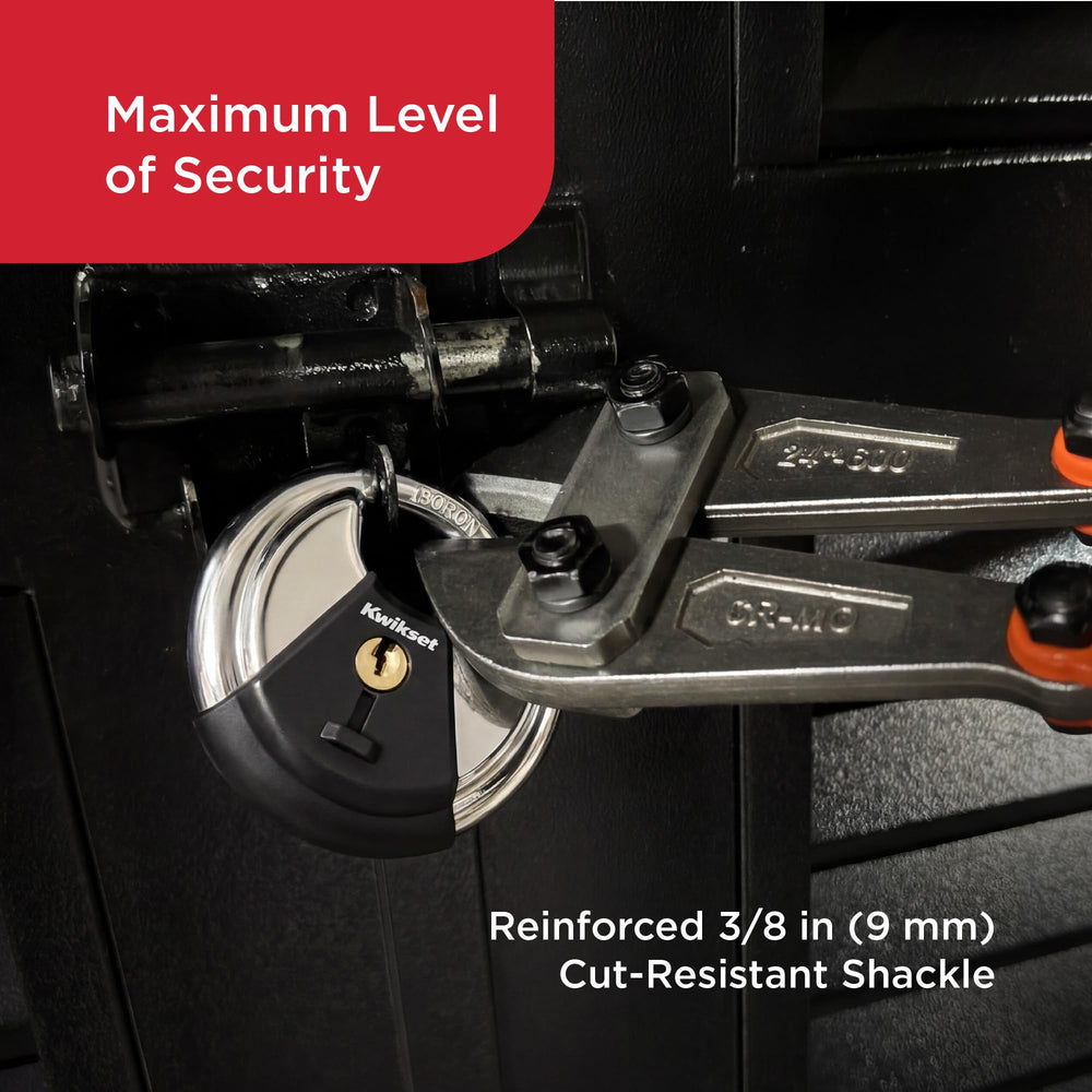 Kwikset candado instalado en puerta enrollable para almacenamiento seguro