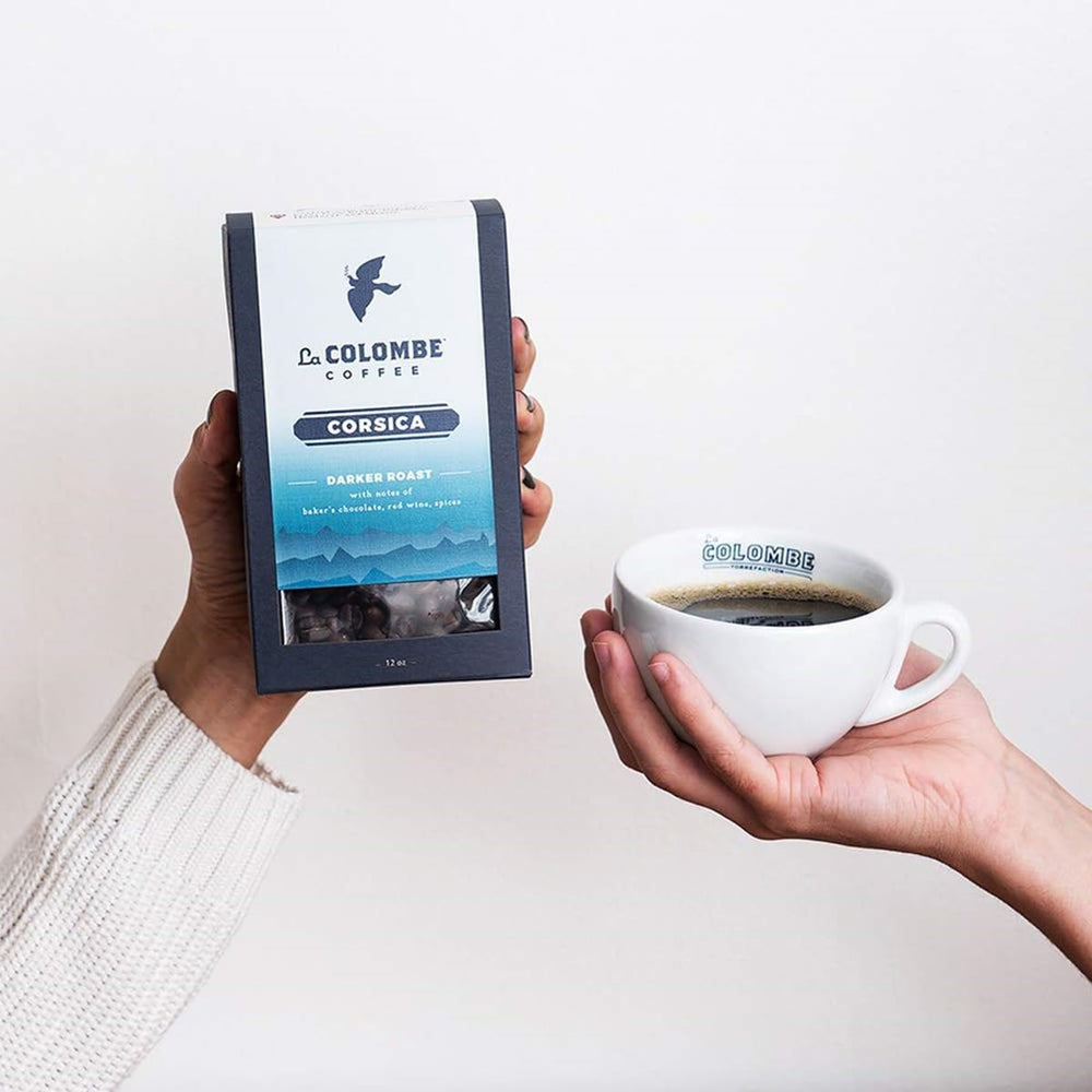 La Colombe taza servida con crema, realzando sabor achocolatado