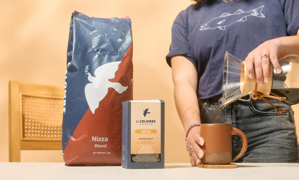 La Colombe bolsa 12 oz junto a una taza para comparar escala y porción