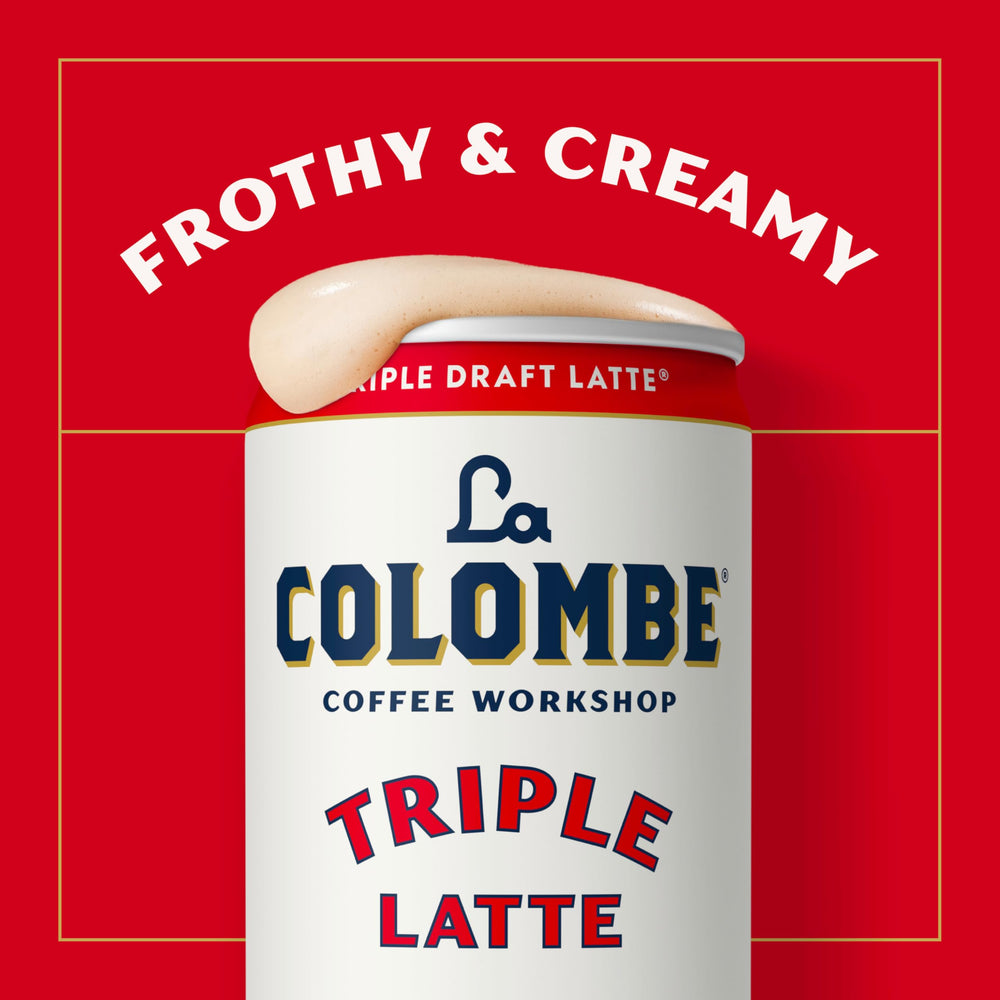 La Colombe latas en mesa de oficina para compartir durante el día