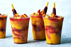 La Helada pajilla en vaso de michelada aportando mezcla y sabor picante
