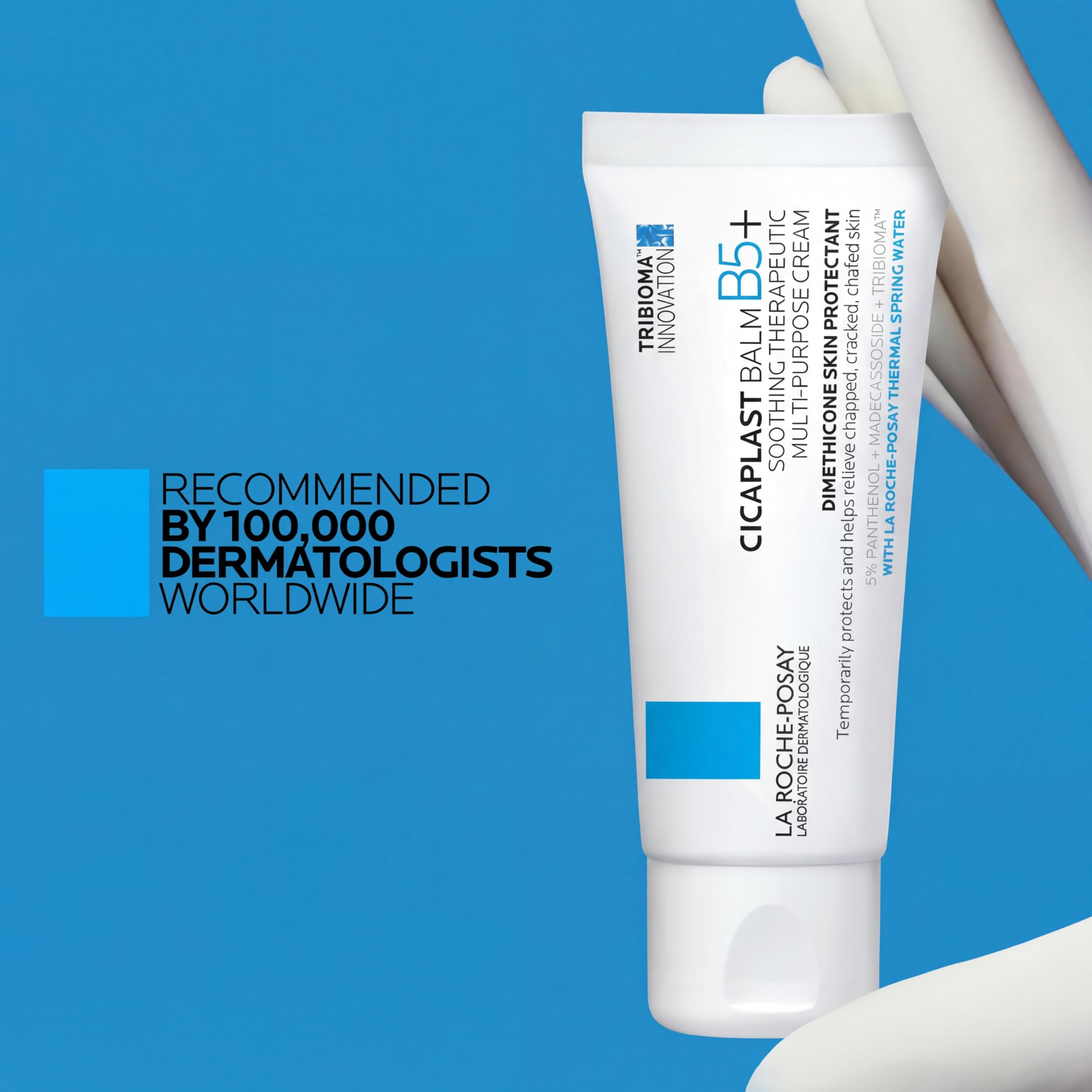 La Roche-Posay tubo de Cicaplast sobre estante de baño en ambiente cotidiano y relajado