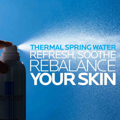 La Roche-Posay bruma en uso sobre rostro para refrescar y calmar