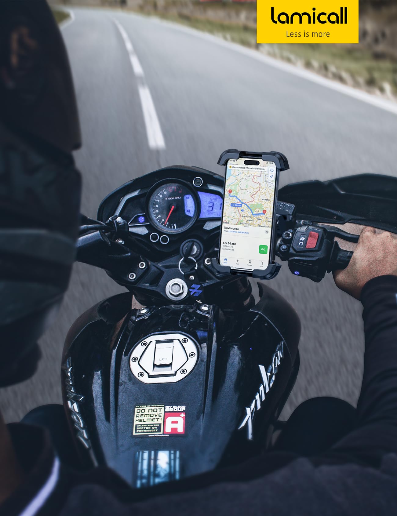 Lamicall en ambiente de ruta con piloto y smartphone visible y estable