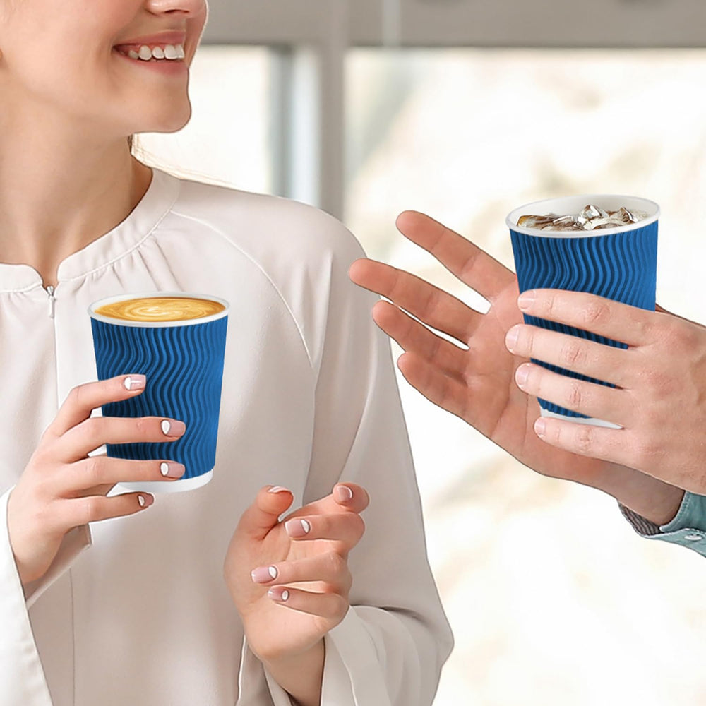 Lamosi comparación de tamaño 12 oz junto a objeto de escala