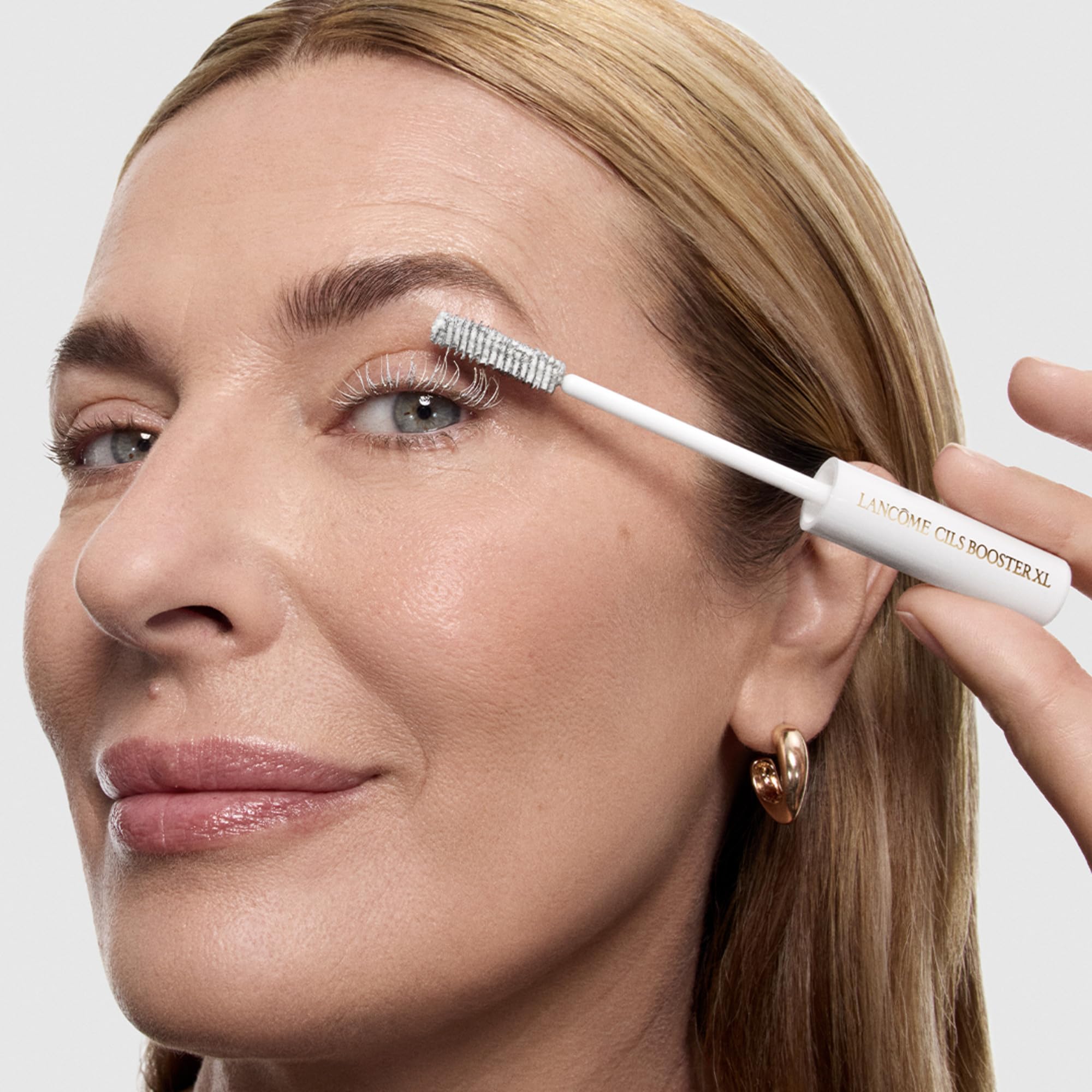 Lancôme ingredient focus on vitamin E bottle highlighting conditioning benefit