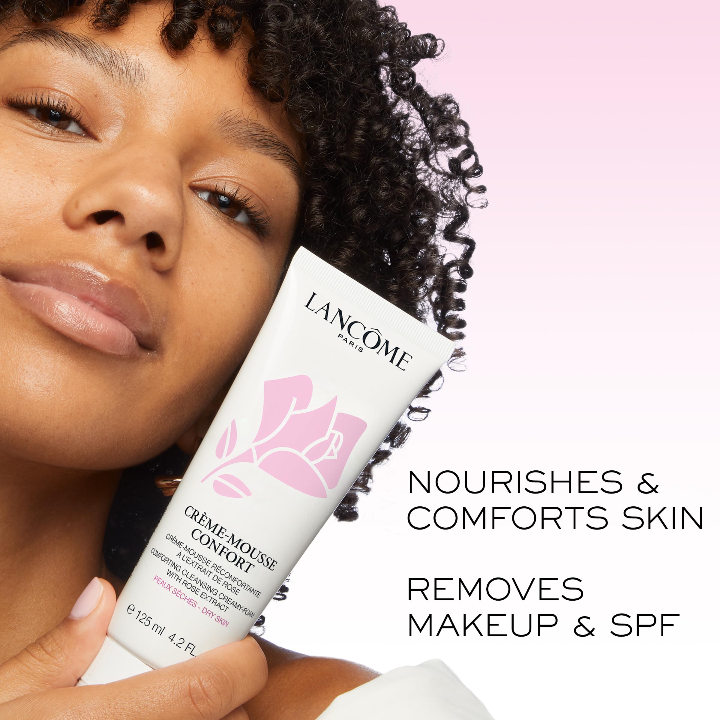Lancôme limpiador en uso retirando maquillaje resistente