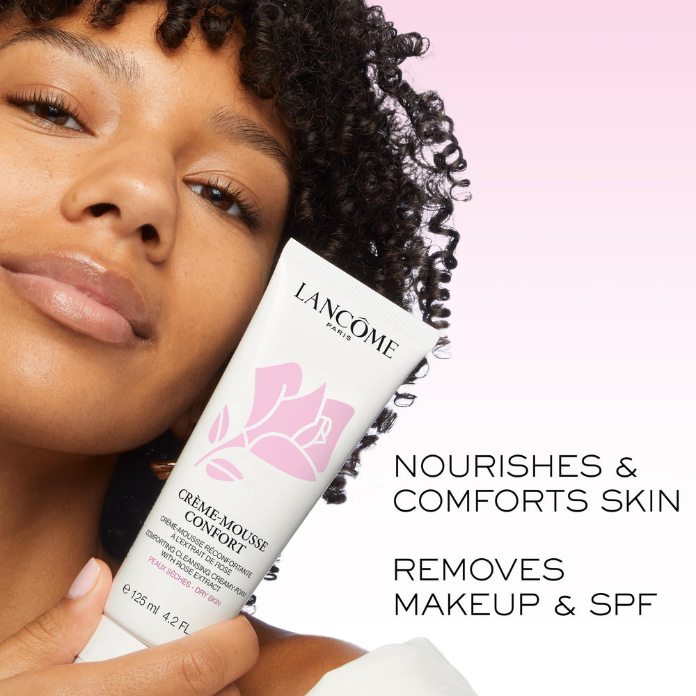 Lancôme limpiador en uso retirando maquillaje resistente