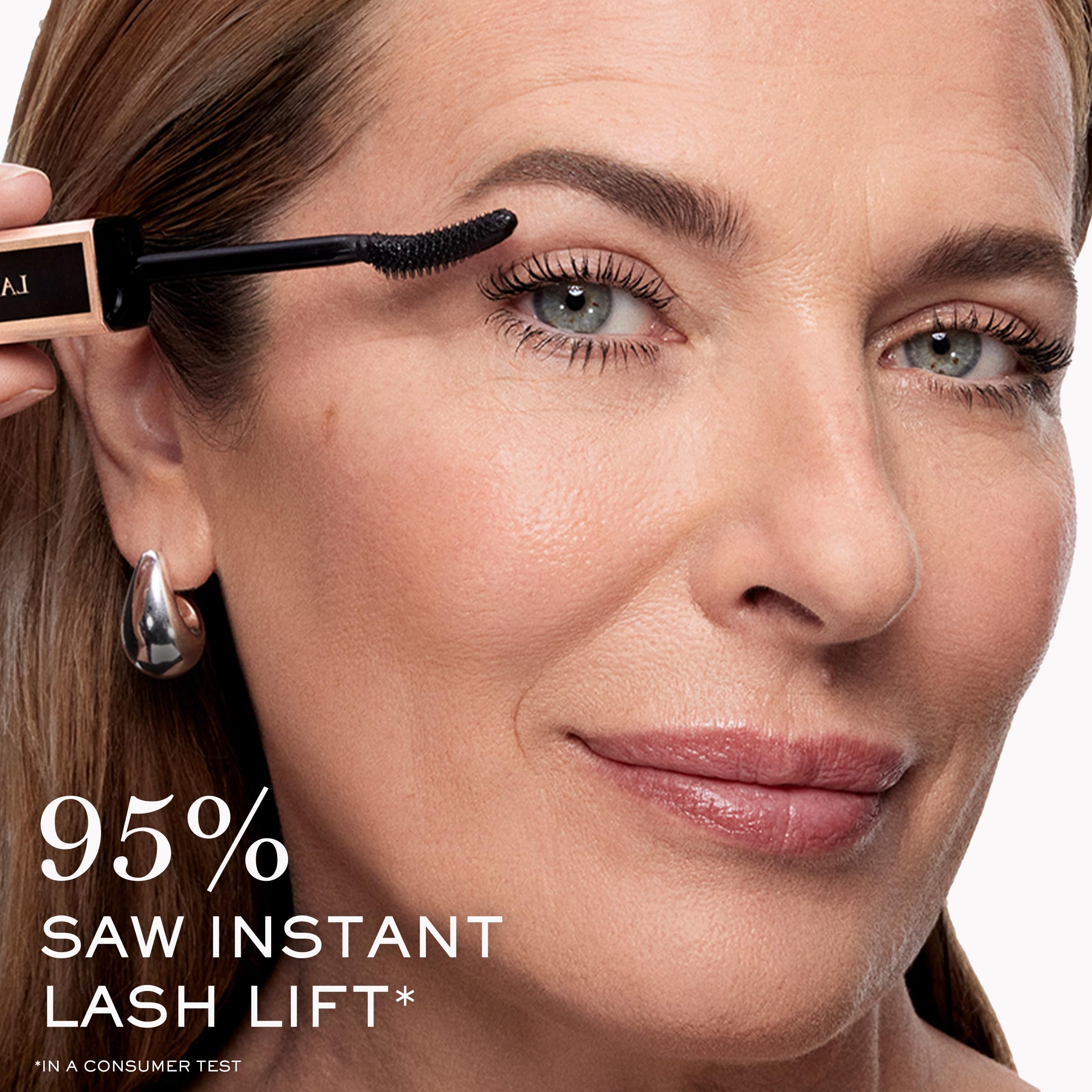 Lancôme máscara usada tras un primer de pestañas para máximo volumen visible
