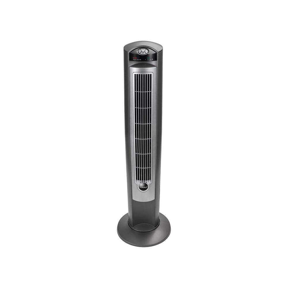 Lasko control remoto en mano para ajustar velocidad y temporizador fácilmente