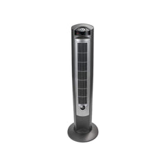 Lasko control remoto en mano para ajustar velocidad y temporizador fácilmente