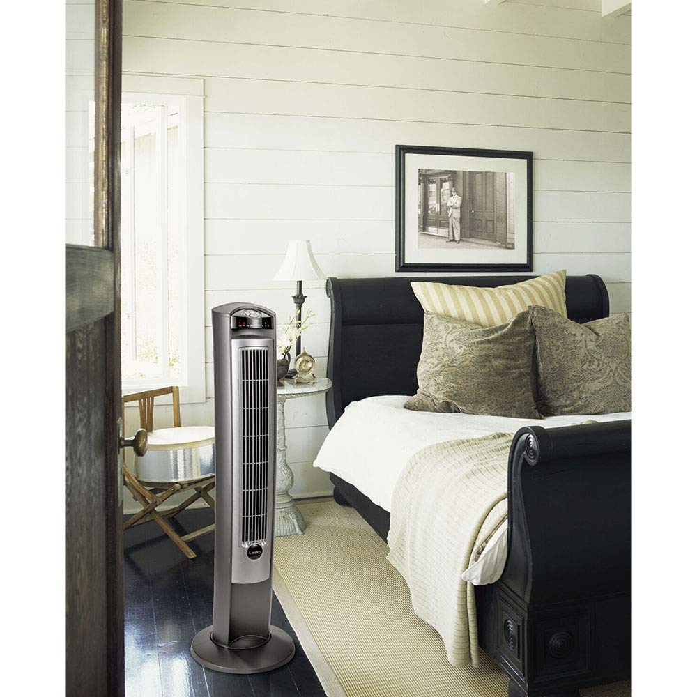 Lasko ventilador en dormitorio proporcionando ambiente fresco y silencioso