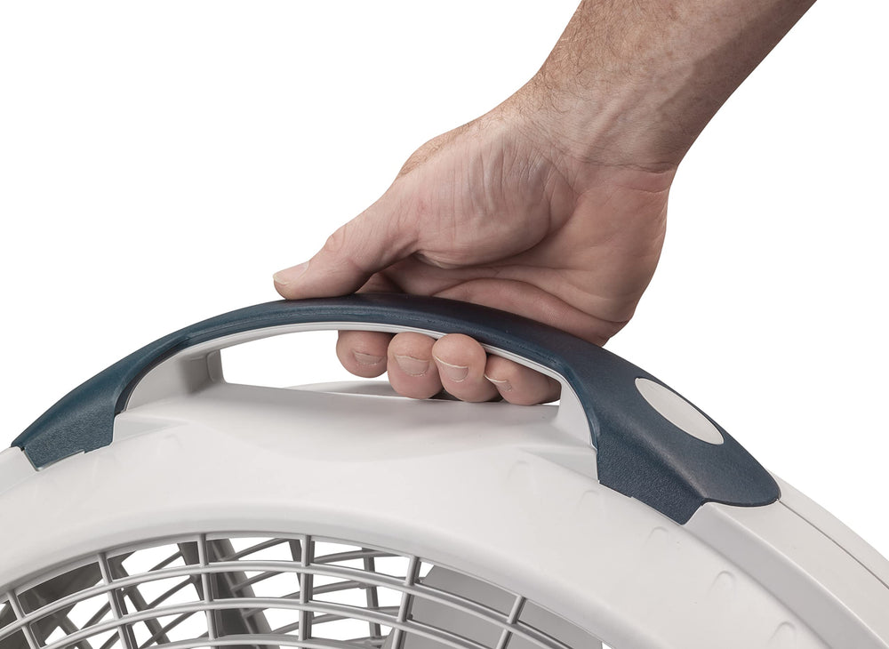 Lasko Wind Machine en una habitación generando confort y ruido blanco relajante