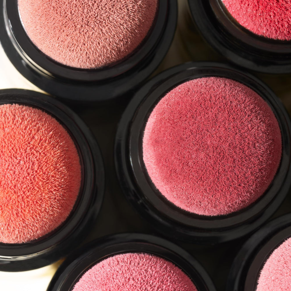LAURA GELLER escena lifestyle con maquillaje natural y piel luminosa