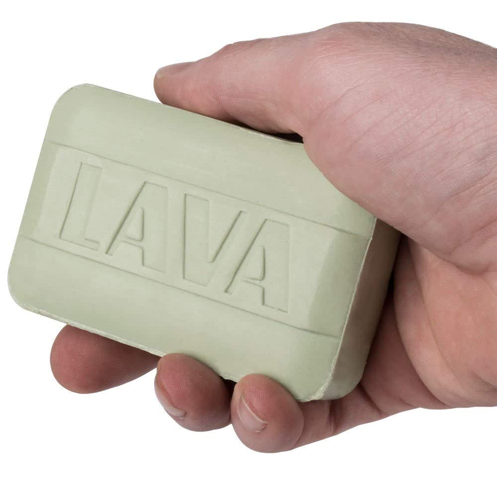 Manos en taller usando Lava para eliminar aceite y suciedad con eficacia