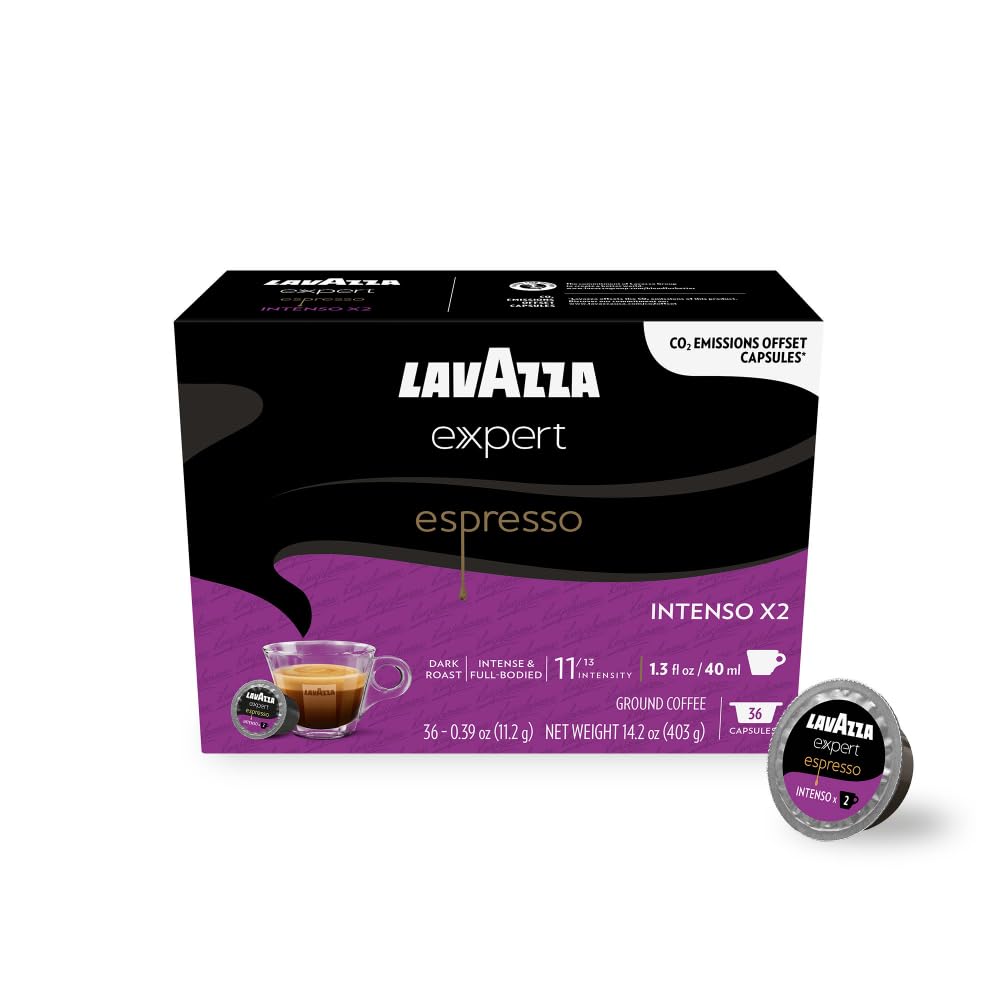 Lavazza cápsula junto a vaso para comparar tamaño real