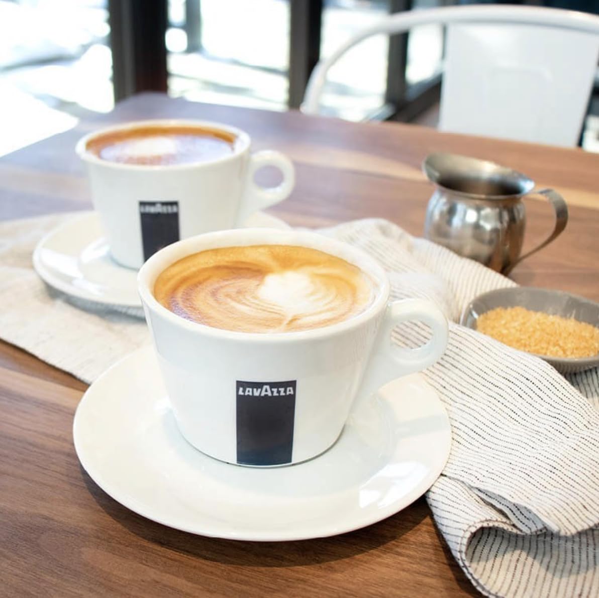 Lavazza Qualità Oro granos en mano mostrando tamaño y tacto