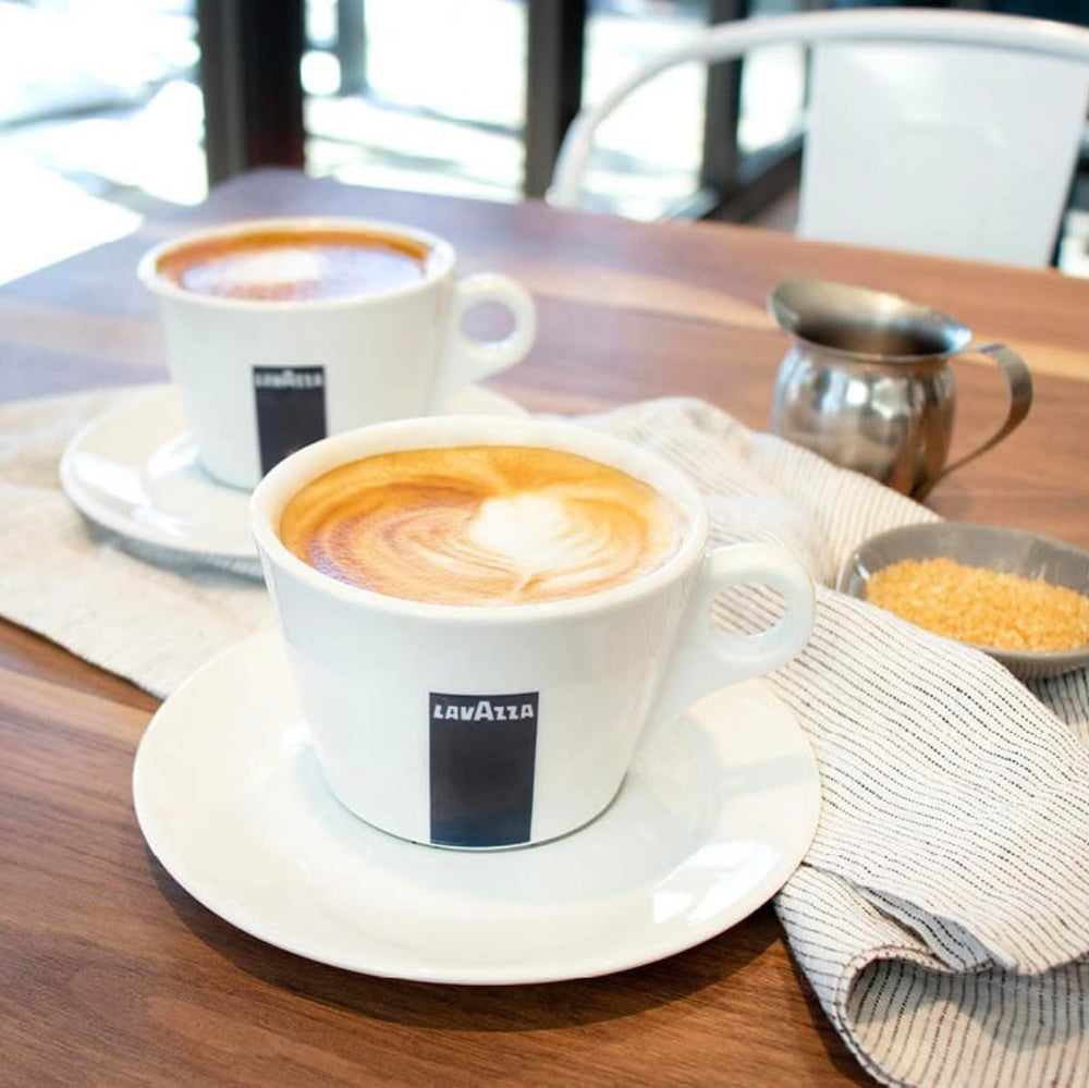 Lavazza Qualità Oro granos en mano mostrando tamaño y tacto