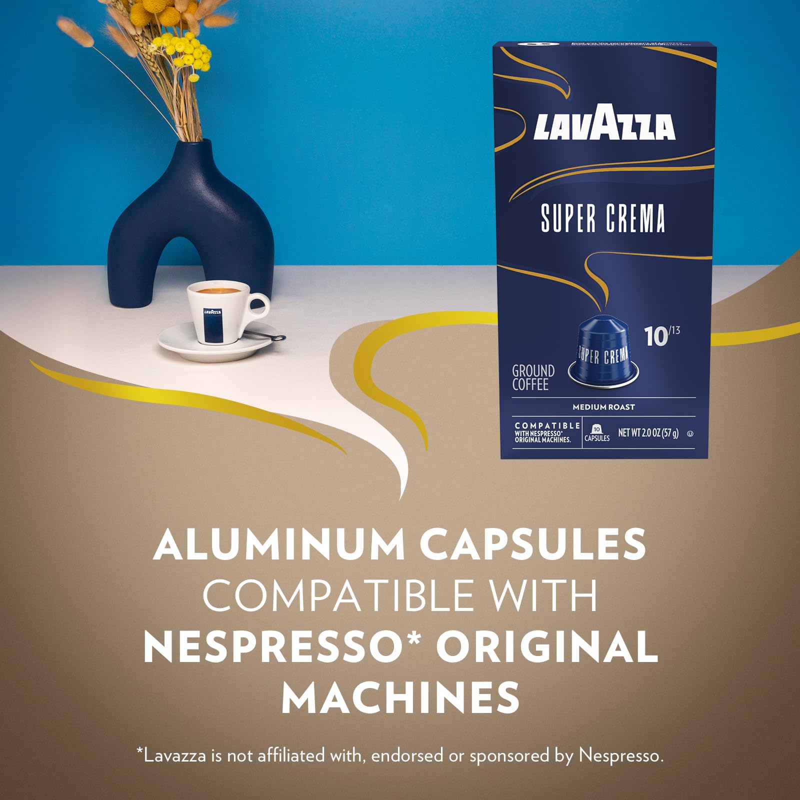 Cápsula Lavazza Super Crema insertada en máquina compatible Nespresso Original para extracción rápida