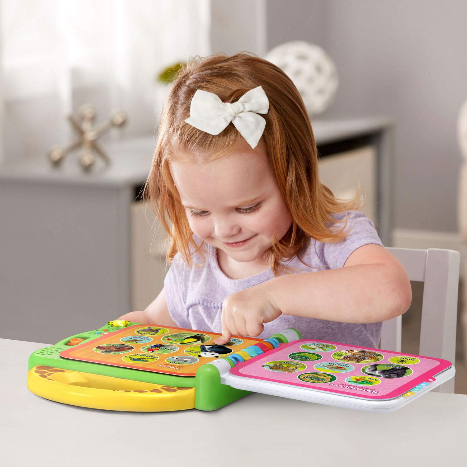 LeapFrog libro en mano para comparación de tamaño y manejo seguro