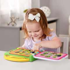 LeapFrog libro en mano para comparación de tamaño y manejo seguro