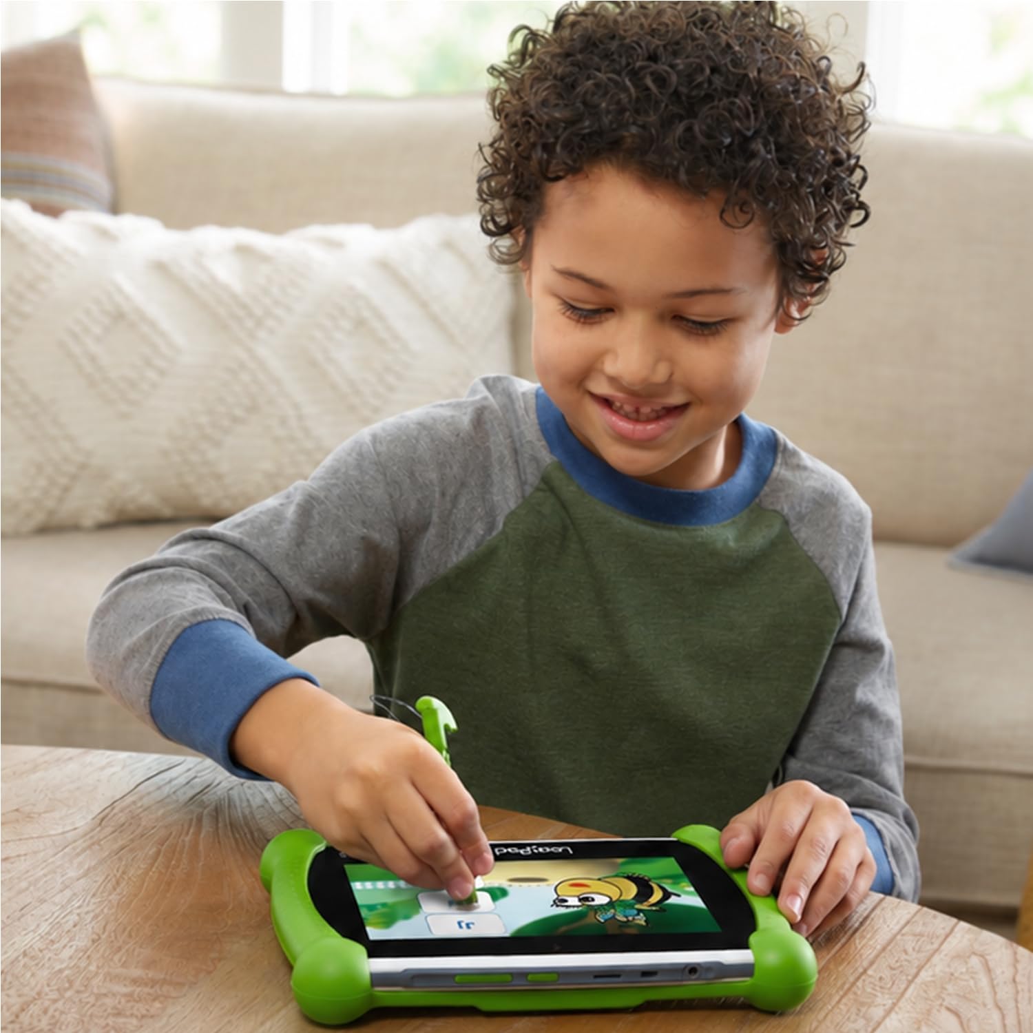 LeapFrog tamaño de la tablet comparada con mano para ver portabilidad infantil