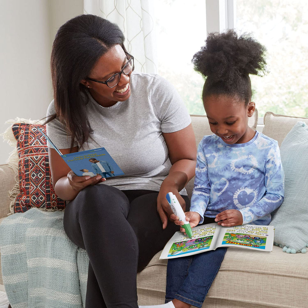 LeapFrog pluma en manos de niño que mejora la pronunciación y confianza