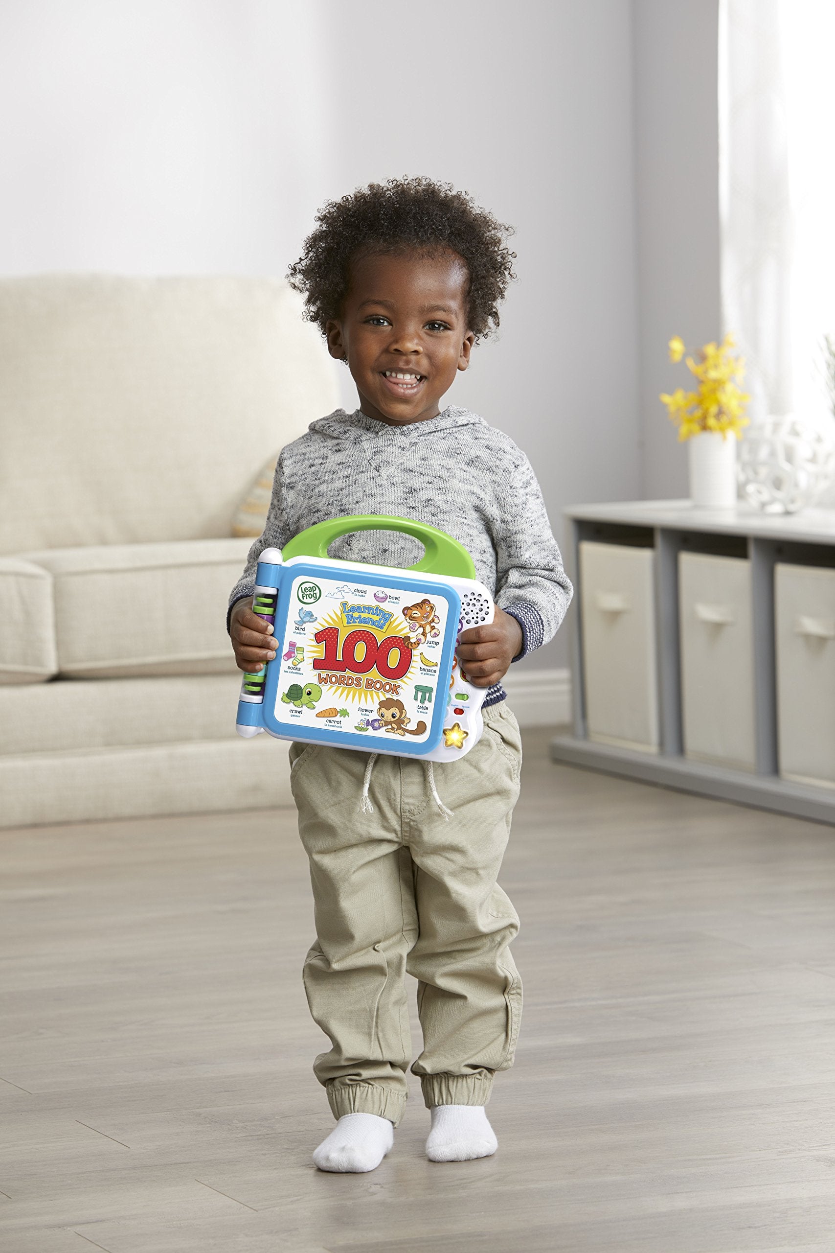 LeapFrog niño sosteniendo el libro favoreciendo la motricidad fina